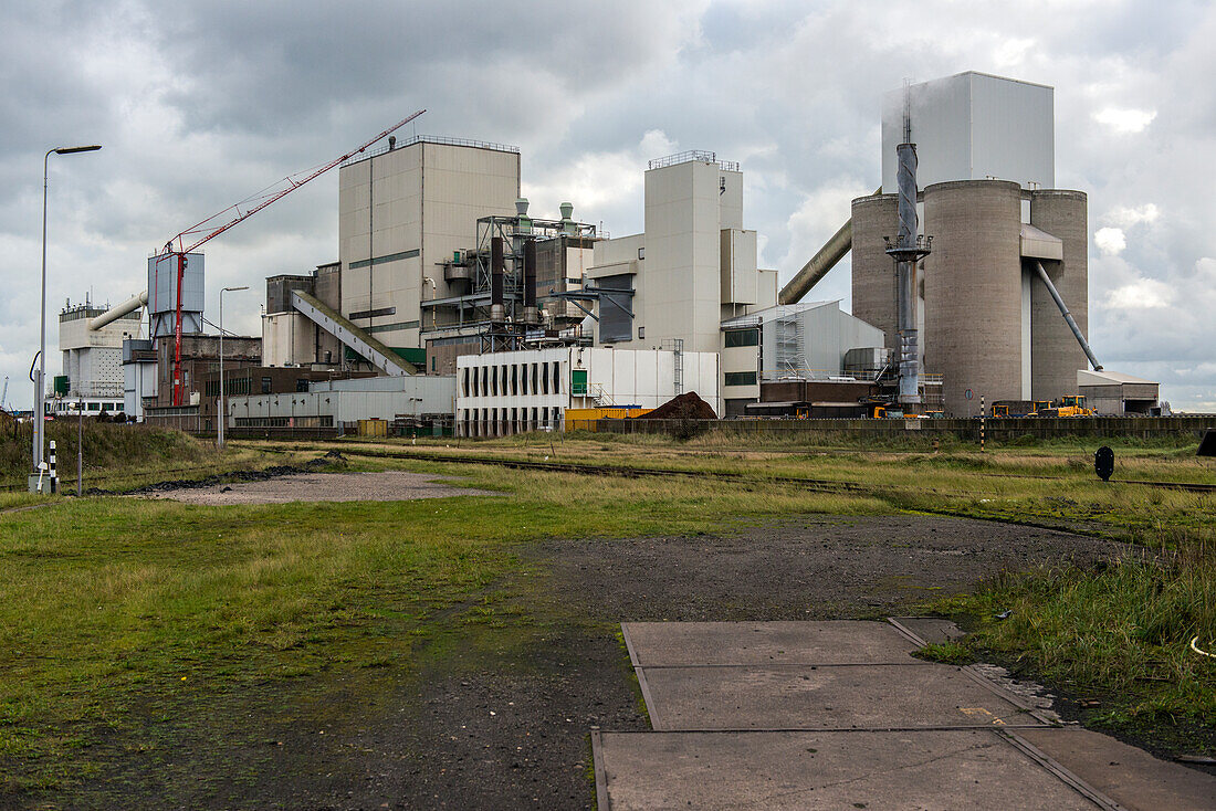 Riesiges, schweres Stahlwerk und Industriegelände, in dem verschiedene Stahlsorten in einer CO2-emittierenden und -ausstoßenden Fabrik hergestellt werden. IJmuiden, Niederlande.