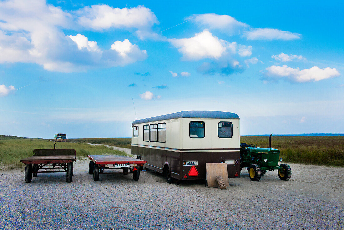 Anhänger und Traktor am Nordufer des Strandes von Schiermonnikoog, Niederlande.