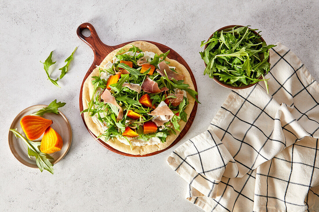 Salatpizza mit Rucola, Prosciutto und Goldenen Rüben