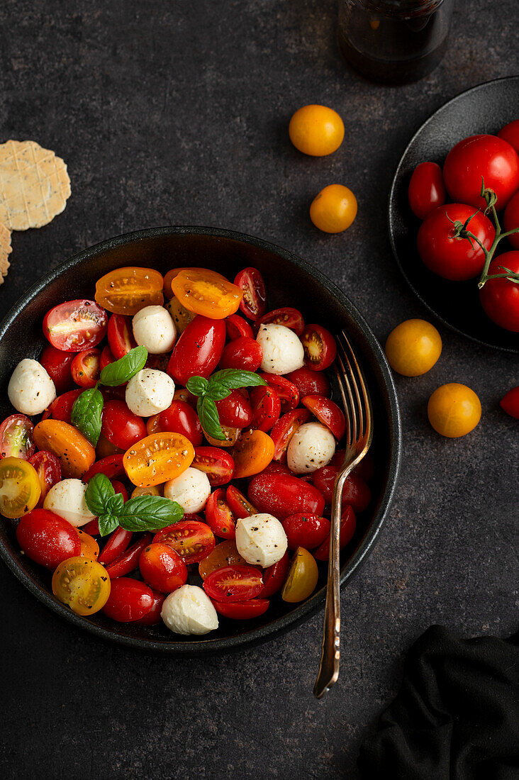 Caprese-Salat auf schwarzer Unterlage