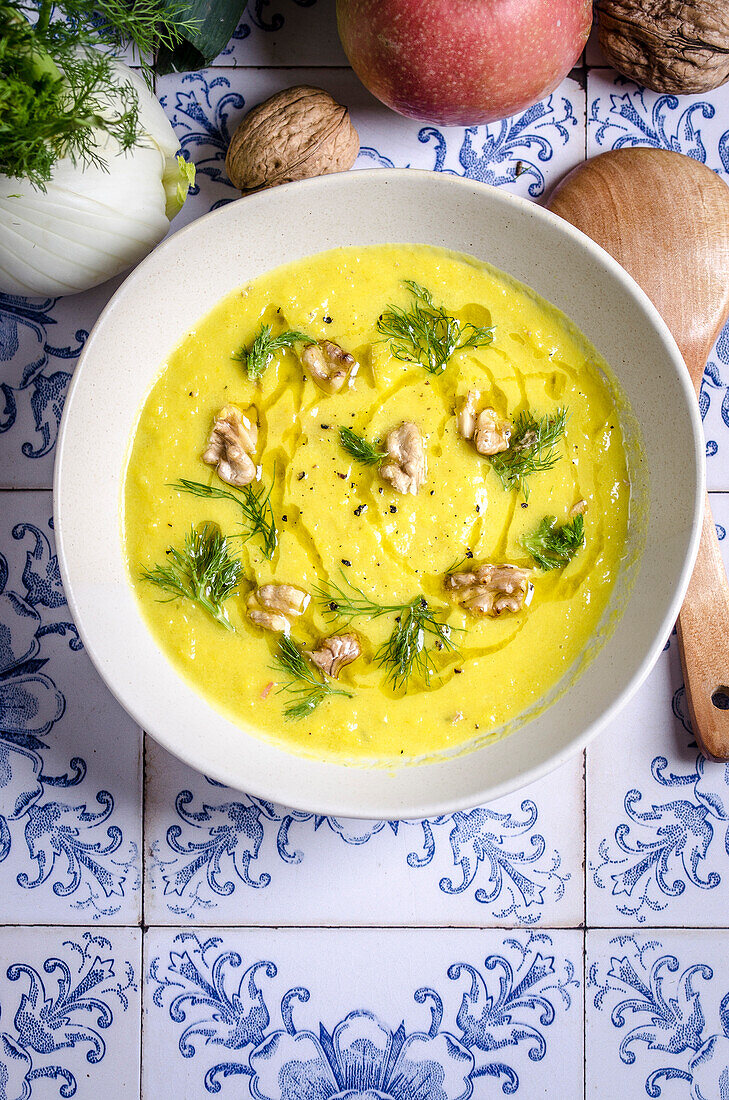 Fenchel-Lauch-Apfel-Suppe mit Walnuss und Kurkuma