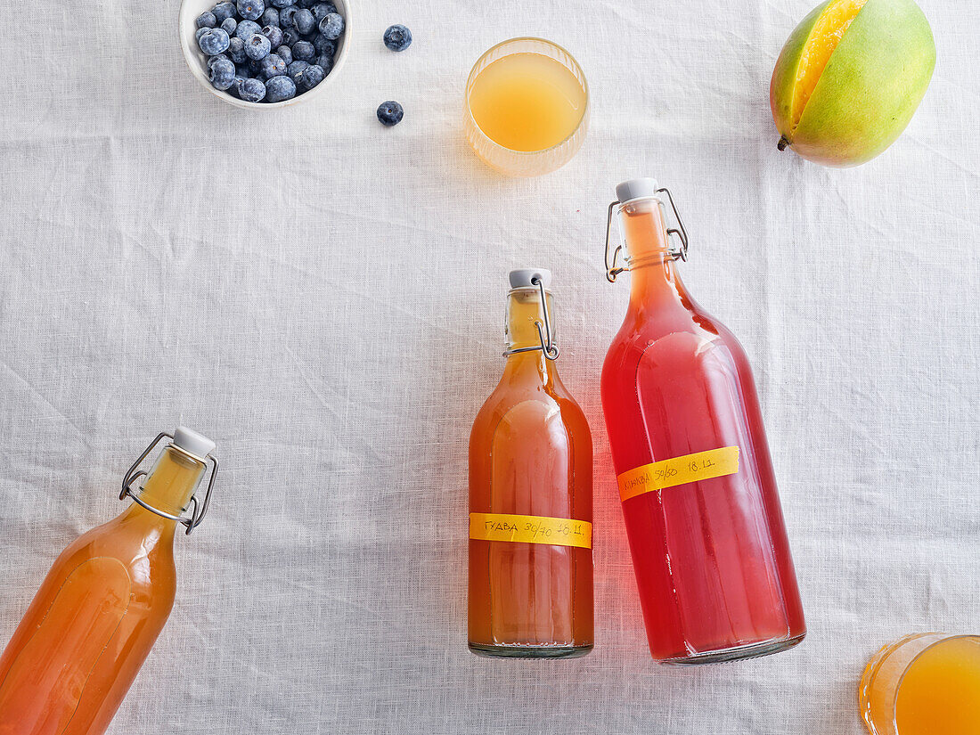 Draufsicht auf zwei Flaschen mit verschiedenen Geschmacksrichtungen des hausgemachten fermentierten Kombucha-Getränks