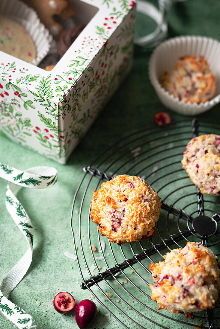 Cranberry- und Kokosmakronen für eine Keksdose