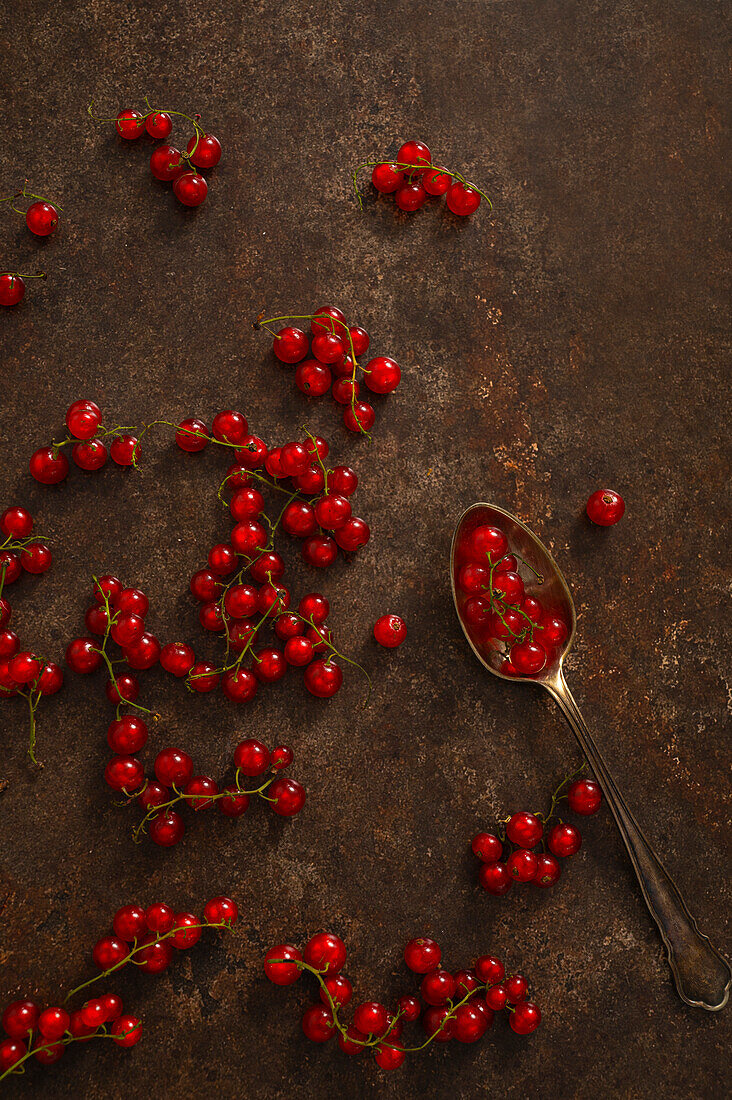 Rote Johannisbeeren auf braunem Hintergrund