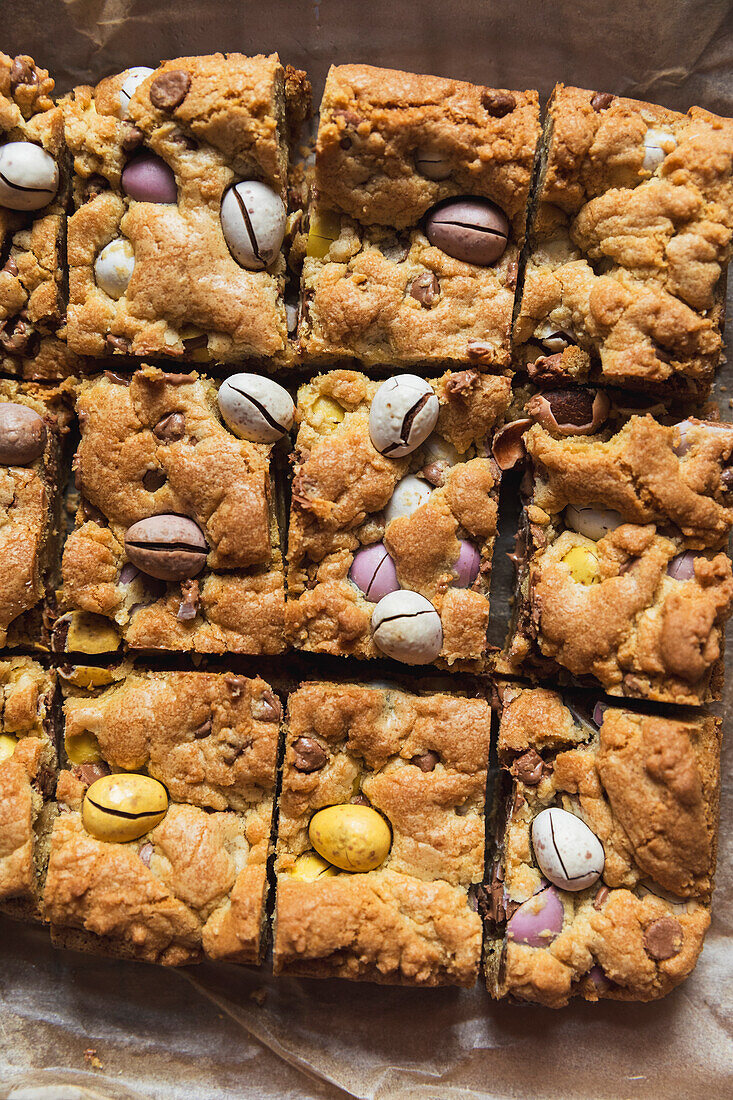 Mini chocolate egg biscuit bar