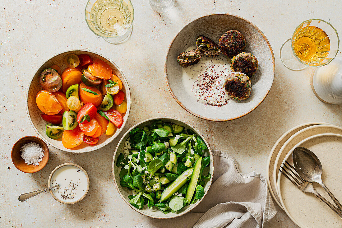 Mezze-Tisch in sanftem Licht auf einem steinernen Hintergrund