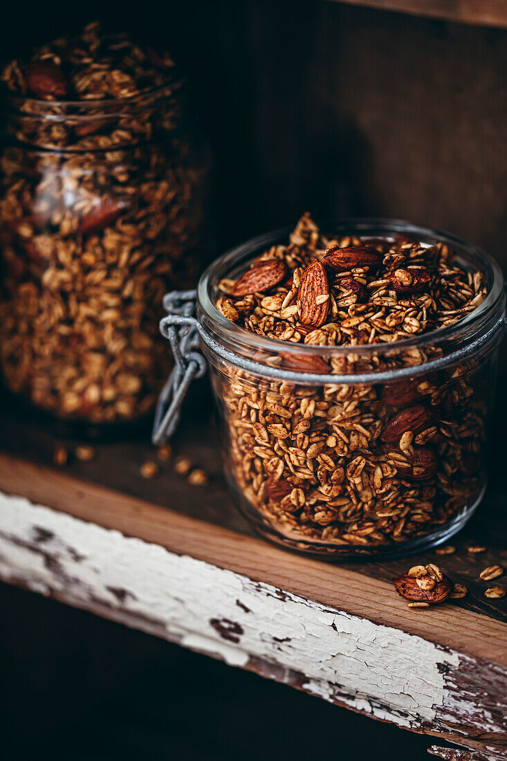 Mandelgranola in einem Vorratsgefäß