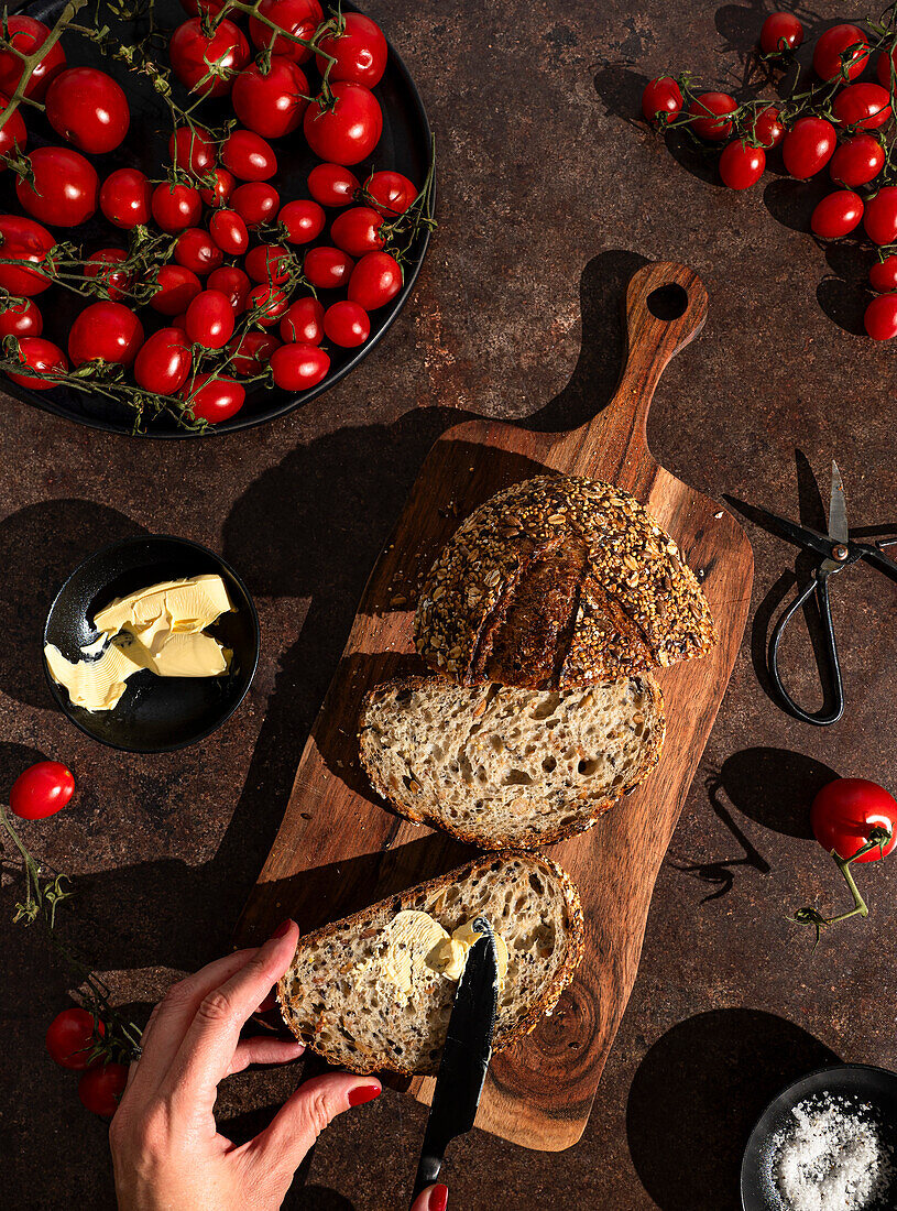 Frau beim Vorbereiten eines Tomatensandwichs