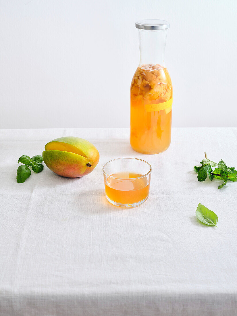 Eine Flasche mit hausgemachtem fermentiertem Kombucha-Getränk mit Fruchtgeschmack auf weißem Hintergrund