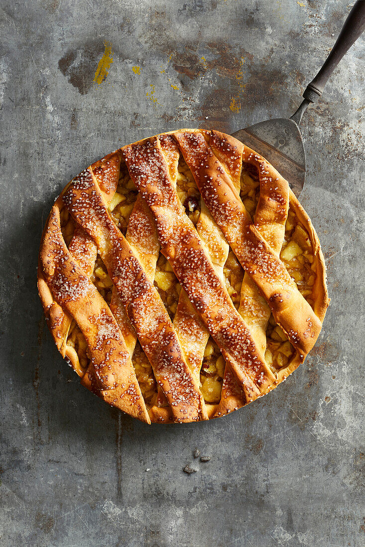 Hausgemachter Apfelkuchen auf einem grauen Metallhintergrund