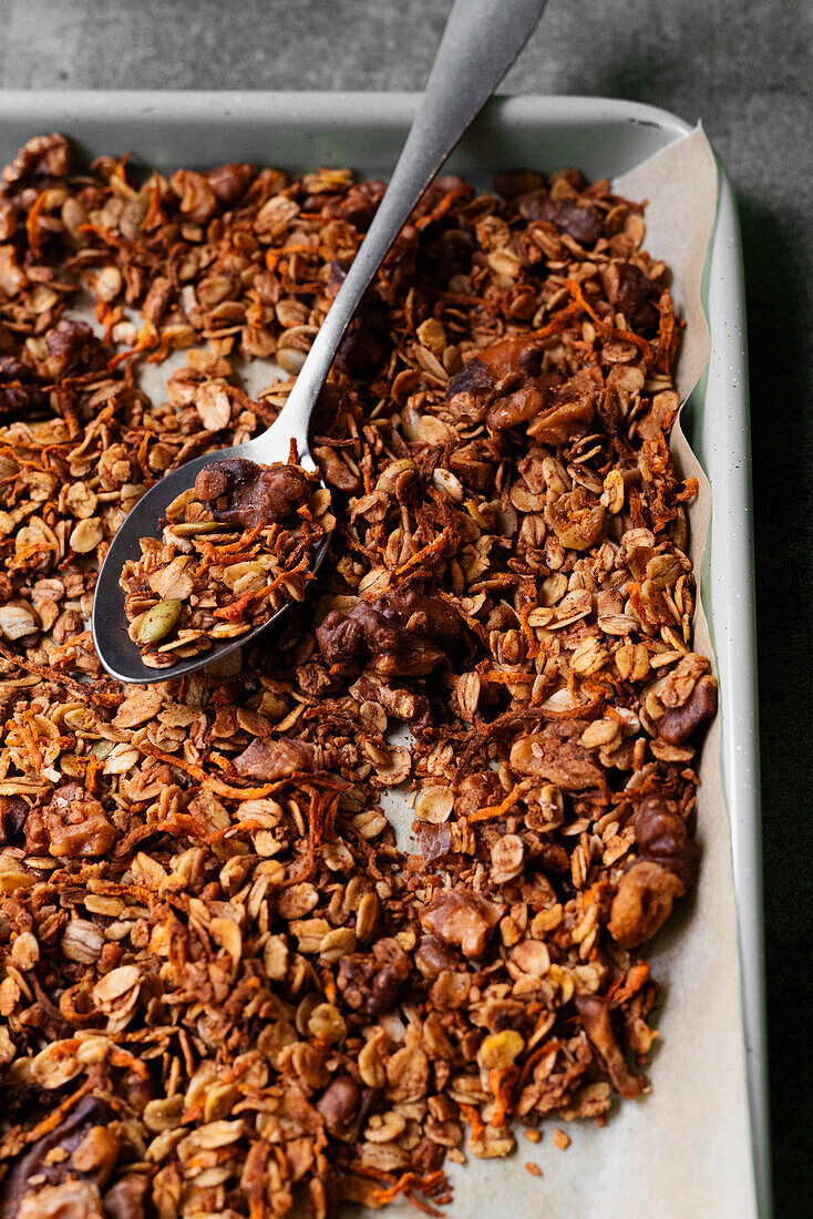 Karottenkuchen-Granola in Großaufnahme