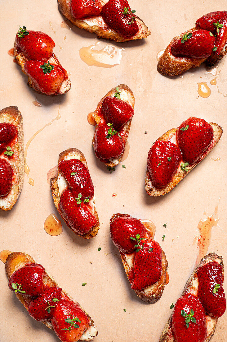 Gebratene Erdbeer-Crostini mit Balsamico auf einem pfirsichfarbenen Hintergrund