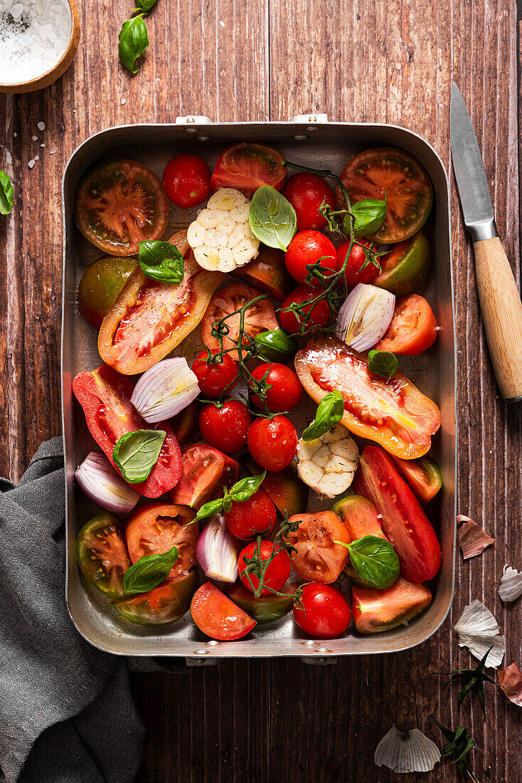 Frische Tomaten mit Knoblauch, Schalotten und Basilikum