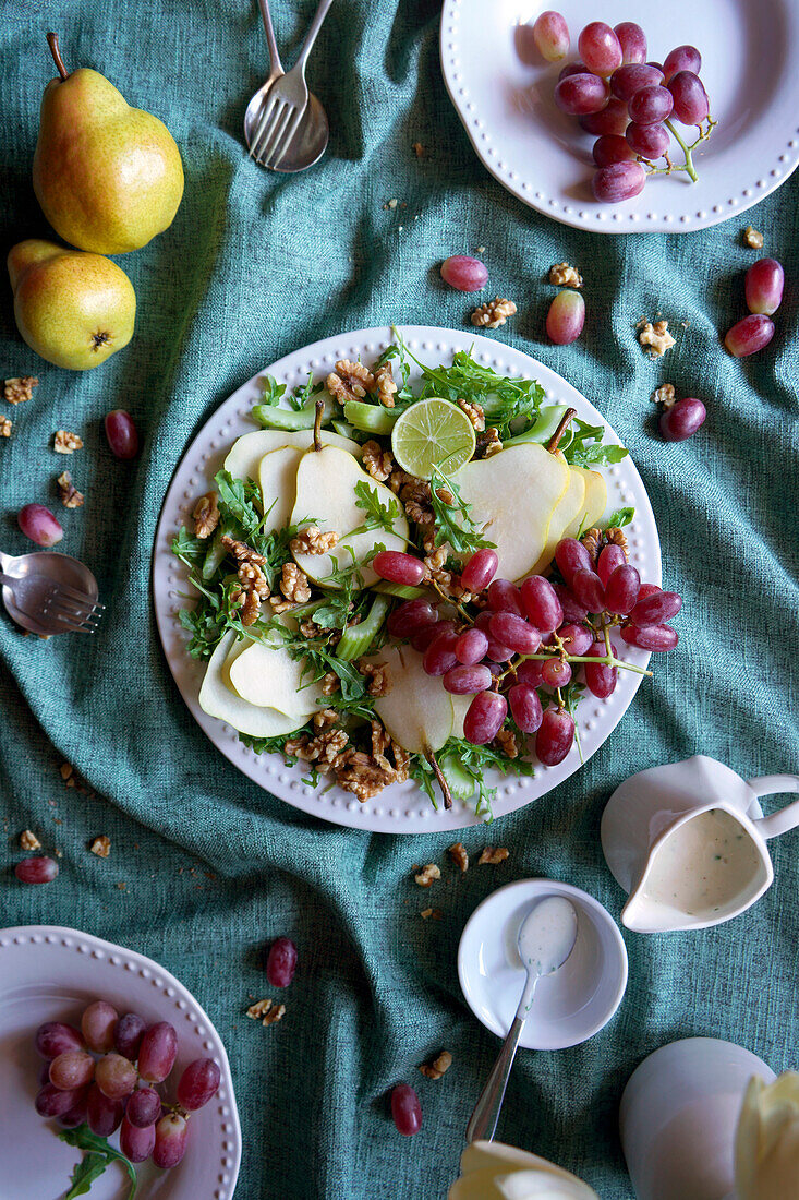 Waldorf-Salat mit Birnen, Walnüssen, Sellerie, Weintrauben und Baby-Rucola.