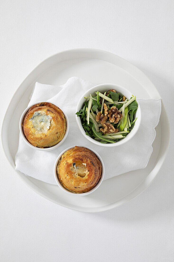 Gorgonzola-Soufflé mit kandierten Nüssen, Birne und Rucola