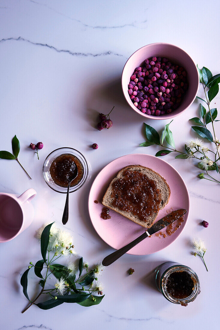 Früchte des australischen Lilly-Pilly-Baums, der aufgrund seines Nährwerts als Superfood gilt. Essbare Beeren, die traditionell zu Marmeladen und Chutneys verarbeitet werden, mit Negativraum.