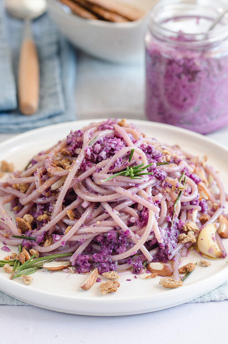 Lila Spaghetti mit Gemüseragout