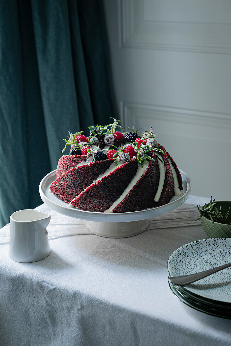 Roter Samtkuchen mit weihnachtlichem Flair