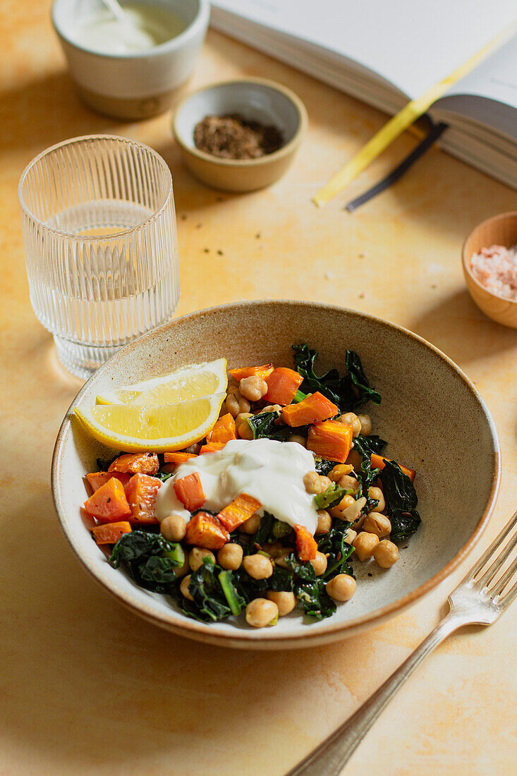 Cavolo nero und Kichererbsensalat auf gelbem Hintergrund