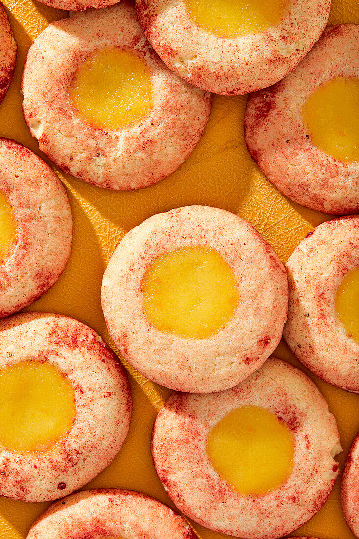 Lemon Curd Cookies auf gelbem Hintergrund