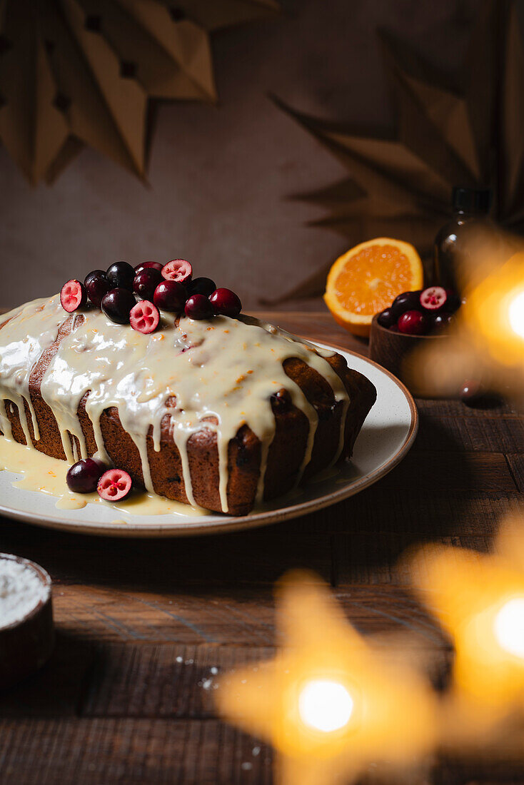 Cranberry- und Orangenbrot mit Weihnachtsbeleuchtung