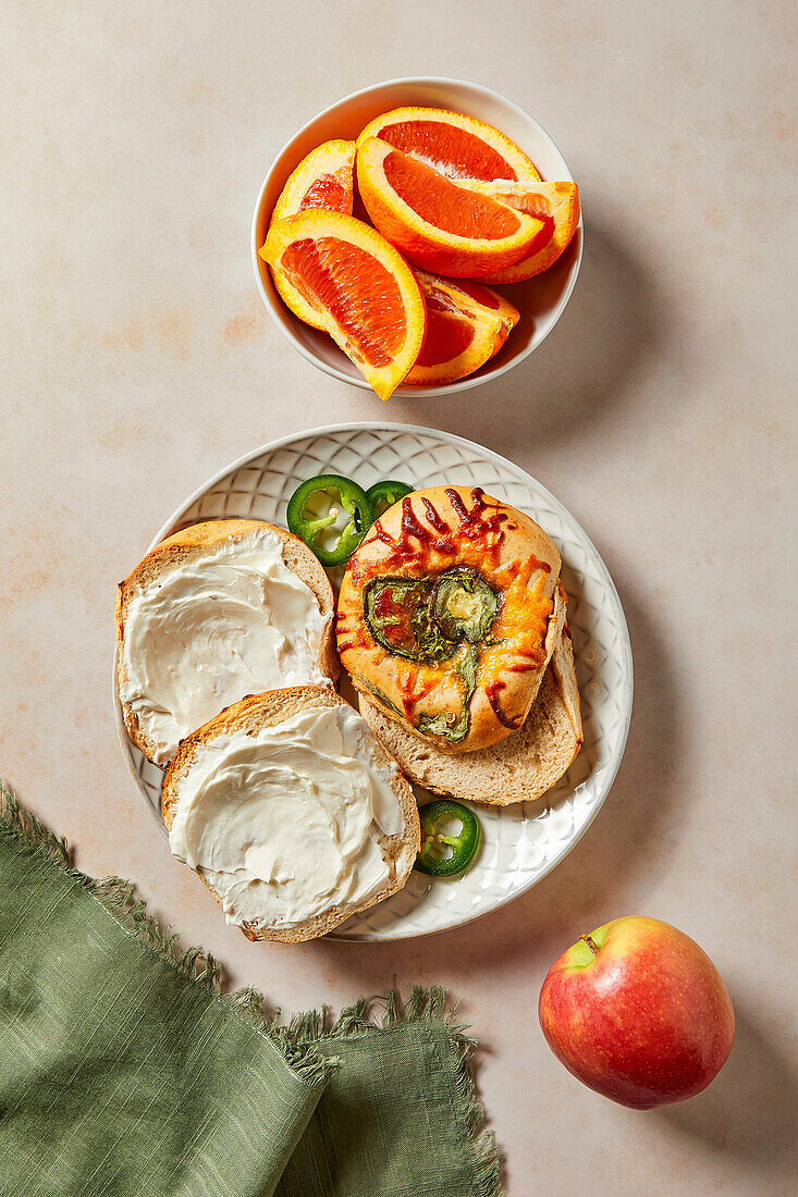 Jalapeno-Käse-Bagel mit Frischkäse und Obst