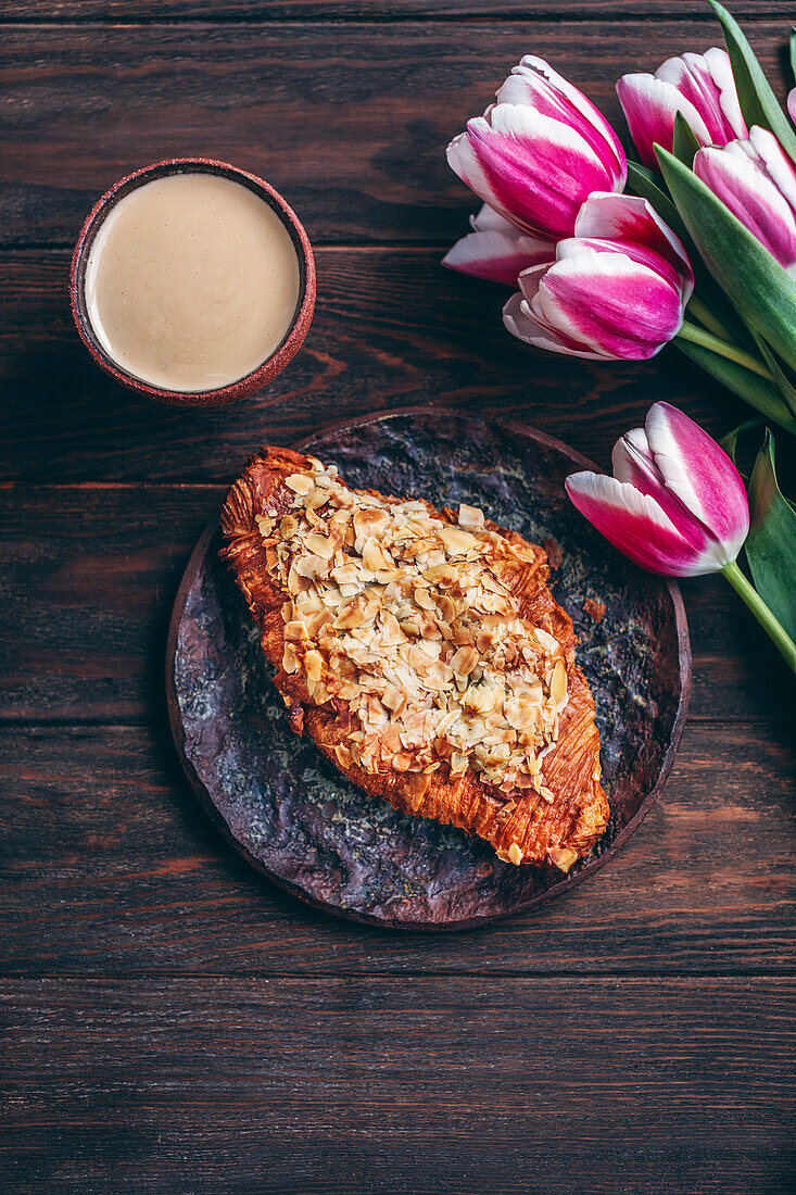 Croissant und Blaubeeren auf einem Keramikteller