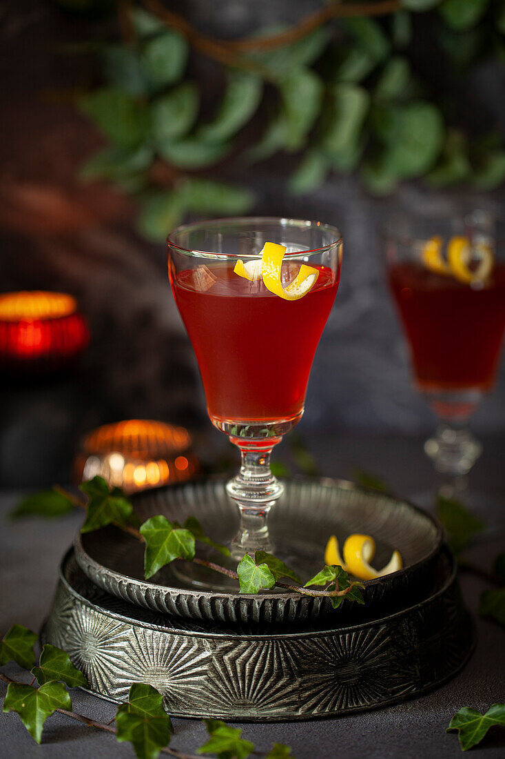 Ein roter Cocktail aus Italain-Bitters und Bourbon