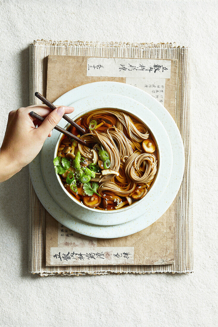 Ramen-Suppe mit Pilzen, Frühlingszwiebeln und Koriander