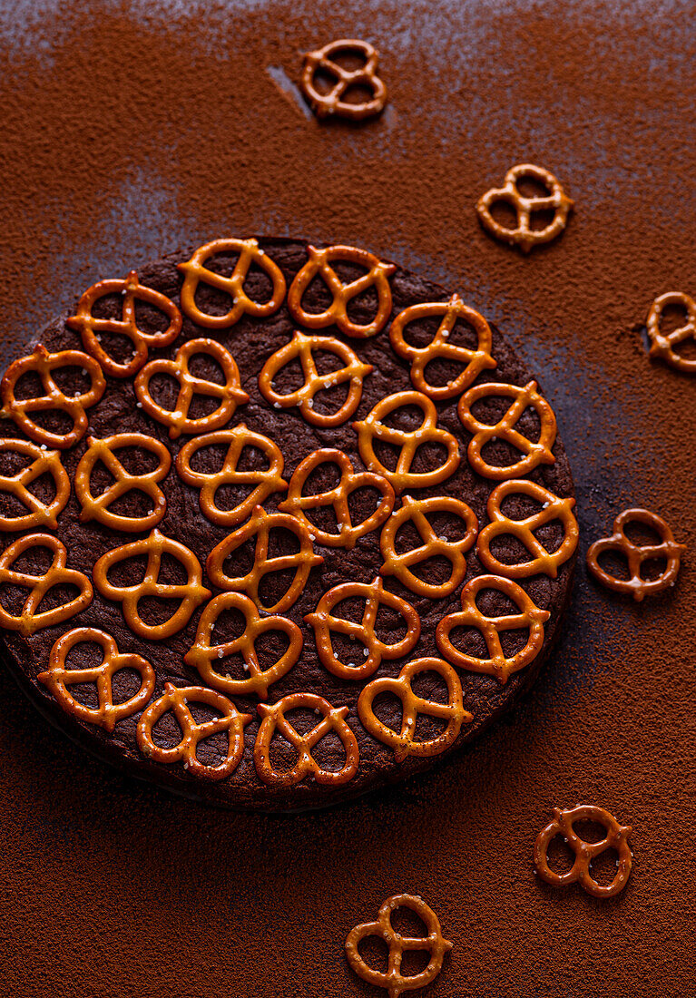 Brezel-Schokoladen-Torte ohne Mehl auf dunklem Hintergrund