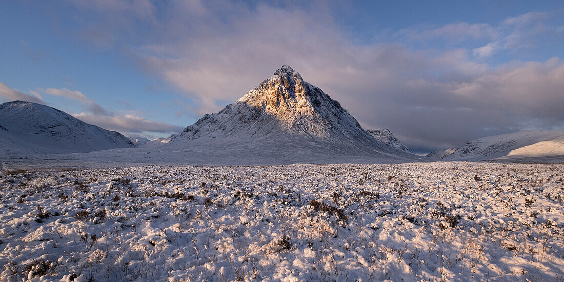 Stob Dearg (Buachaille Etive Mor) im Winter mit Glen Etive und Glencoe bei Sonnenaufgang, Rannoch Moor, Argyll und Bute, Schottisches Hochland, Schottland, Vereinigtes Königreich, Europa