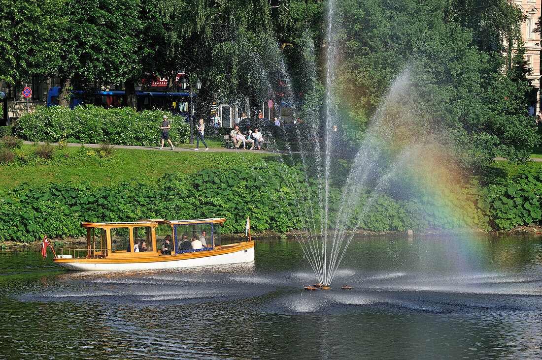 Bootsfahrt auf dem Kanal um die Altstadt von Riga, Lettland, Baltikum, Europa