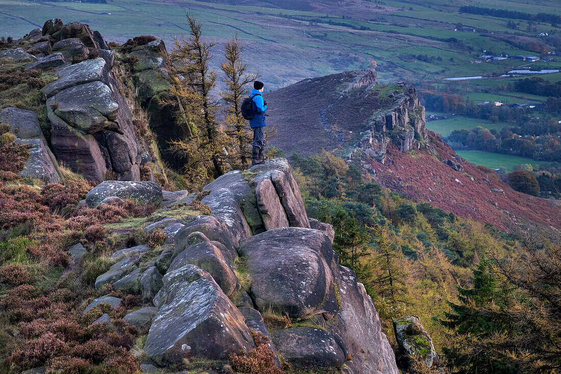 Spaziergänger mit Blick auf Hen Cloud von der Felsformation The Roaches im Herbst, Peak District National Park, Staffordshire Moorlands, Staffordshire, England, Vereinigtes Königreich, Europa