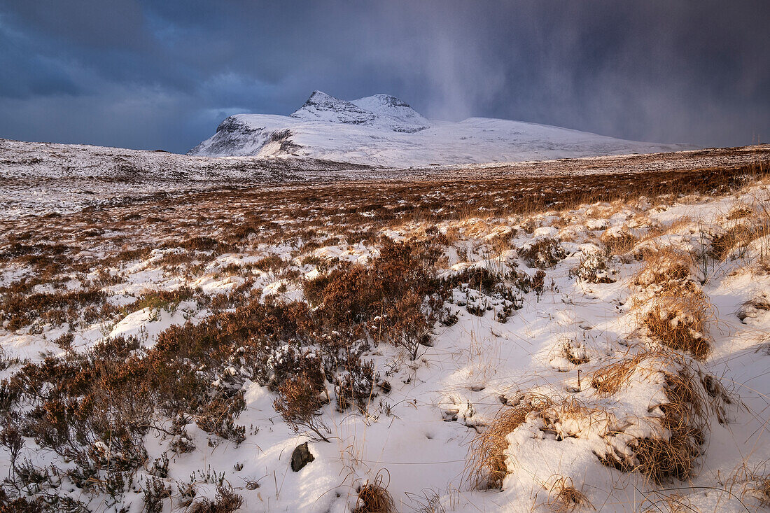 Schneesturm über Cul Mor im Winter, Assynt-Coigach National Scenic Area, Assynt, Inverpolly, Sutherland, Schottische Highlands, Schottland, Vereinigtes Königreich, Europa