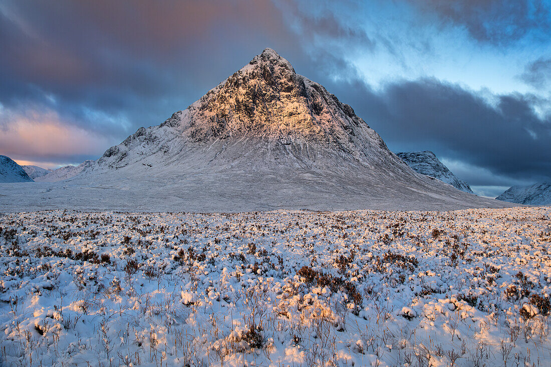 Stob Dearg (Buachaille Etive Mor) am Eingang zum Glen Coe im Winter bei Sonnenaufgang, Rannoch Moor, Argyll und Bute, Schottische Highlands, Schottland, Vereinigtes Königreich, Europa