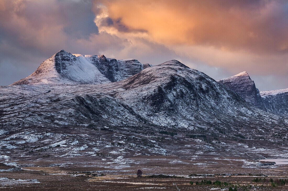 Sonnenaufgang über den Bergen von Assynt im Winter, Ben Mor Coigach, Beinn Tarsuinn, und Sgurr an Fhidhleir, Assynt-Coigach National Scenic Area, Assynt, Inverpolly, Sutherland, Schottische Highlands, Schottland, Vereinigtes Königreich, Europa