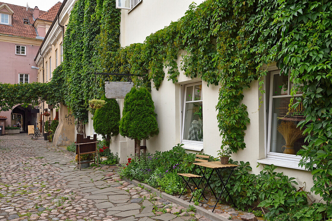 Small cul-de-sac overlooking Pilies Street, Vilnius, Lithuania, Europe