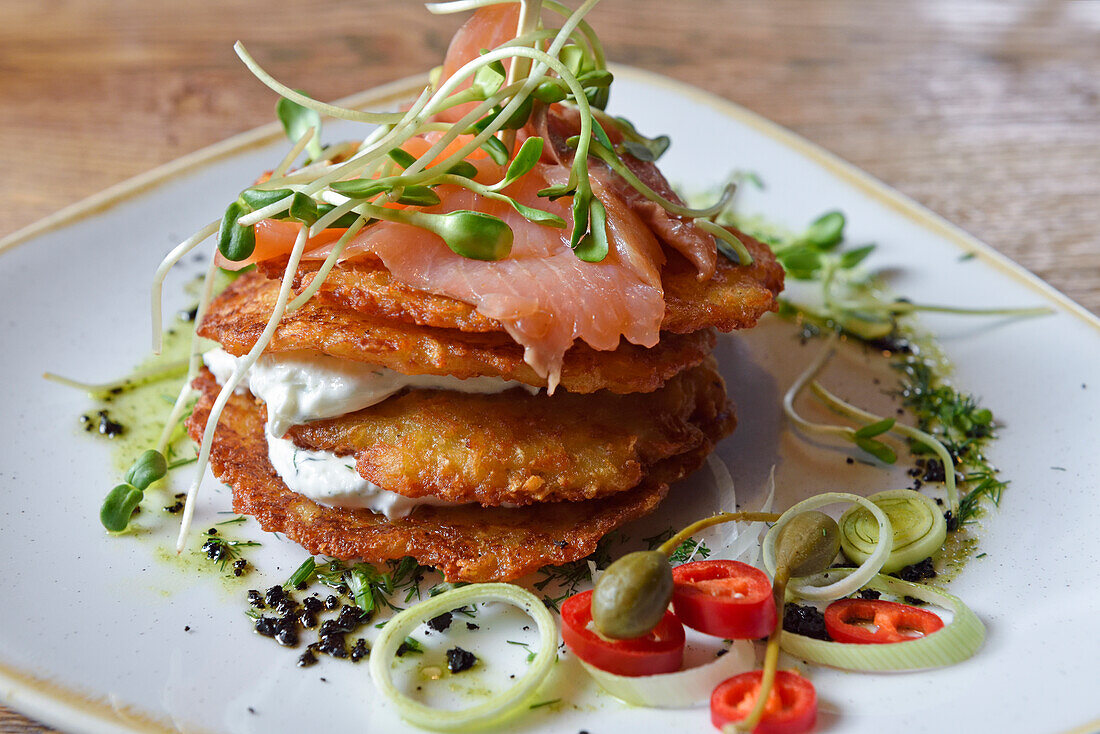 Kartoffelpuffer mit Räucherlachs und Quark, Restaurant Grey, Pilies-Straße 2, Vilnius, Litauen, Europa