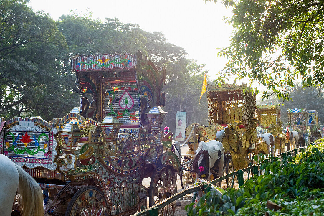 Prächtig geschmückte Pferdekutschen, die am Rande des Garer Maath-Parks geparkt sind und auf Kunden warten, Kolkata (Kalkutta), Westbengalen, Indien, Asien