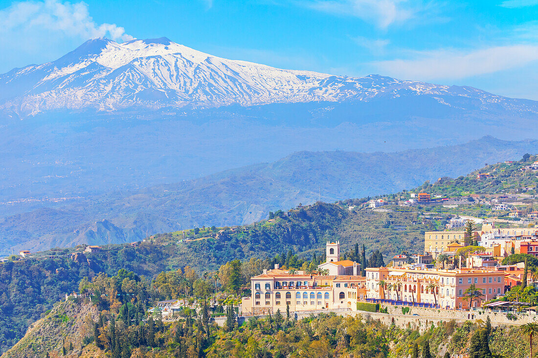 Blick auf Taormina und den Ätna in der Ferne, Taormina, Sizilien, Italien, Mittelmeer, Europa