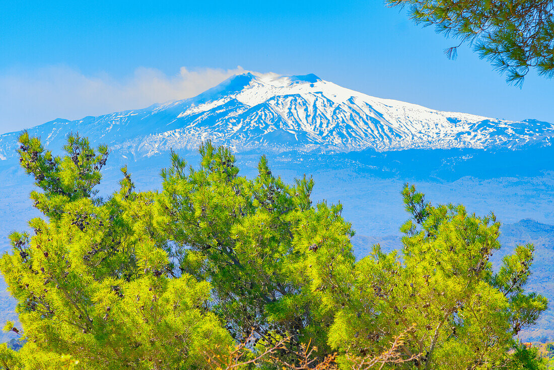 Blick auf den Ätna, UNESCO-Weltkulturerbe, vom Dorf Castelmola aus, Castelmola, Taormina, Sizilien, Italien, Mittelmeer, Europa