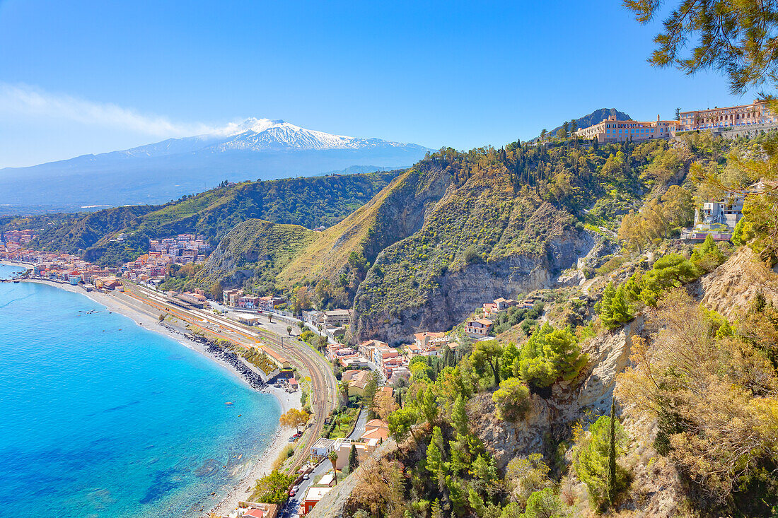 Blick auf die ionische Küste und den Ätna in der Ferne, Taormina, Sizilien, Italien, Mittelmeer, Europa