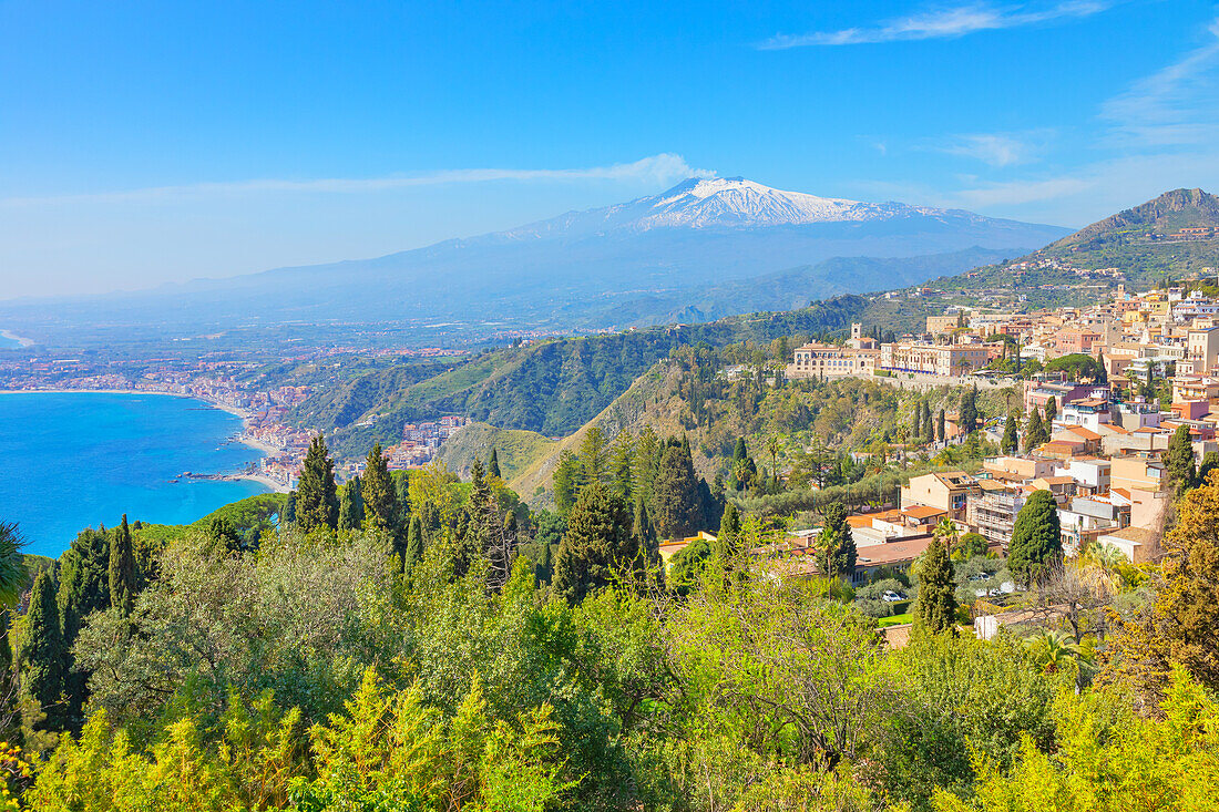 Blick auf Taormina und den Ätna in der Ferne, Taormina, Sizilien, Italien, Mittelmeer, Europa