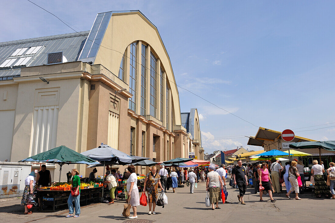 Der Zentralmarkt, einer der größten und ältesten Märkte Europas, mit fünf Lebensmittelpavillons, die sich in großen, umgebauten Zeppelin-Hangars befinden, Riga, Lettland, Baltikum, Europa