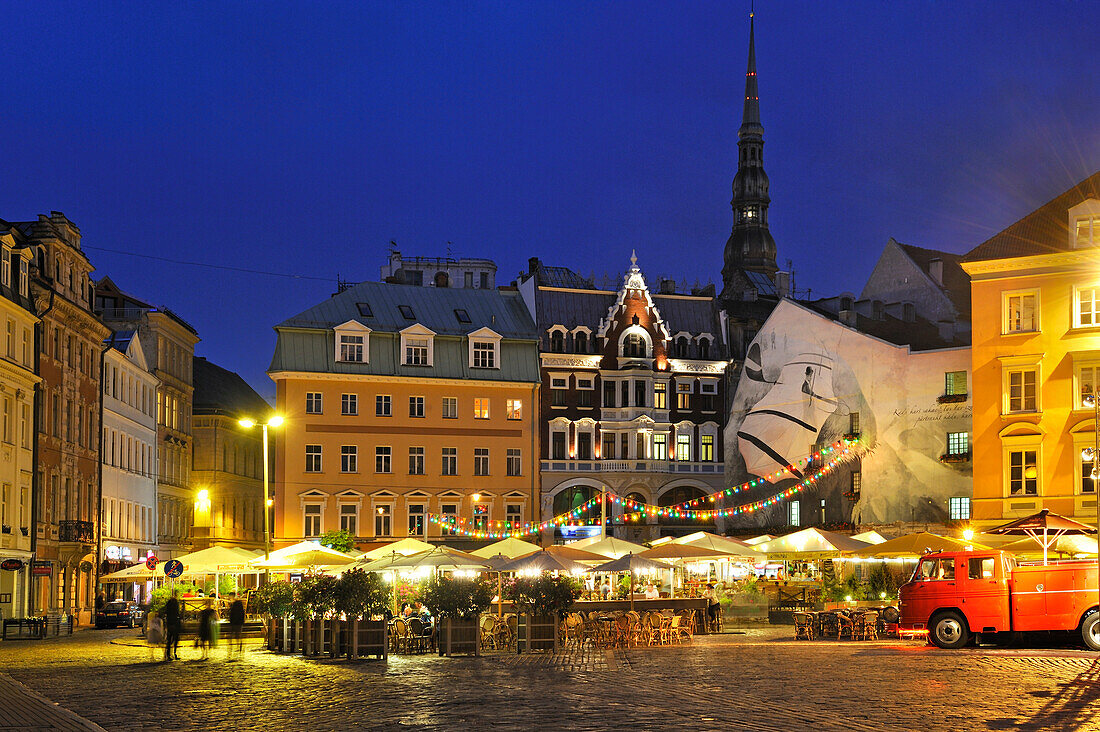 Terrassen des Cafés am Domplatz bei Nacht, Altstadt, UNESCO-Welterbe, Riga, Lettland, Baltikum, Europa