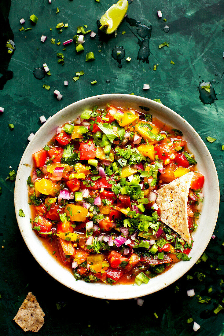 Pico de Gallo aus Heirloom-Tomaten, serviert mit Chips