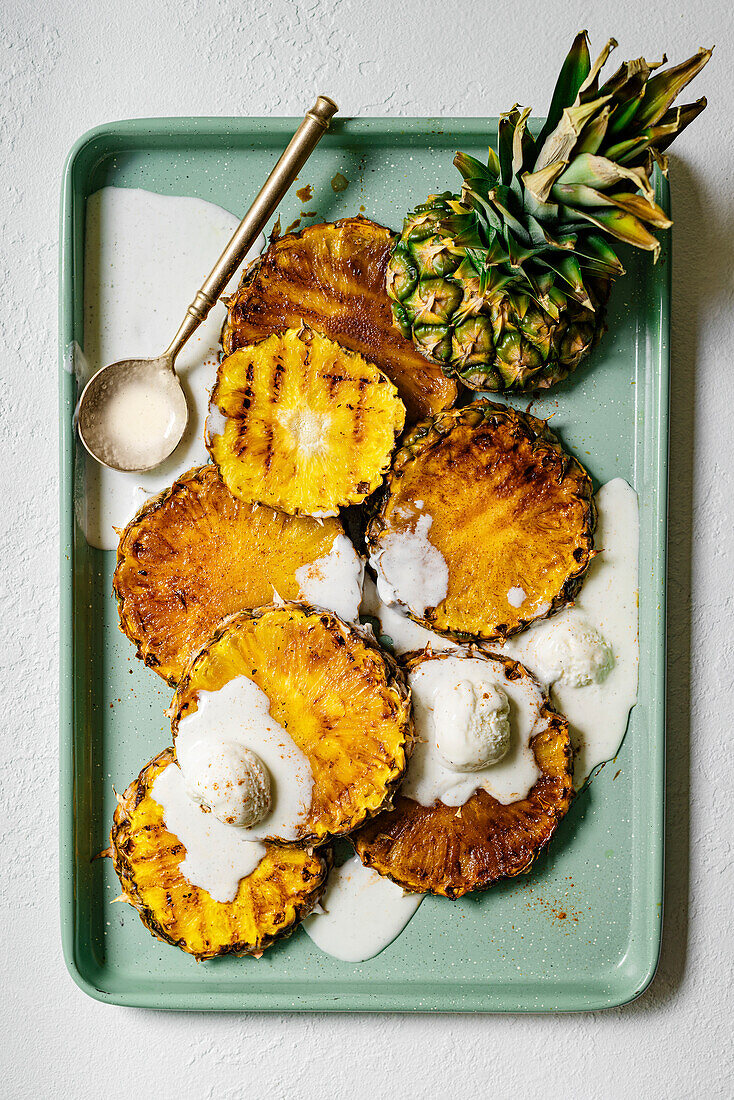 Tablett mit gegrillter Ananas, serviert mit Vanilleeis