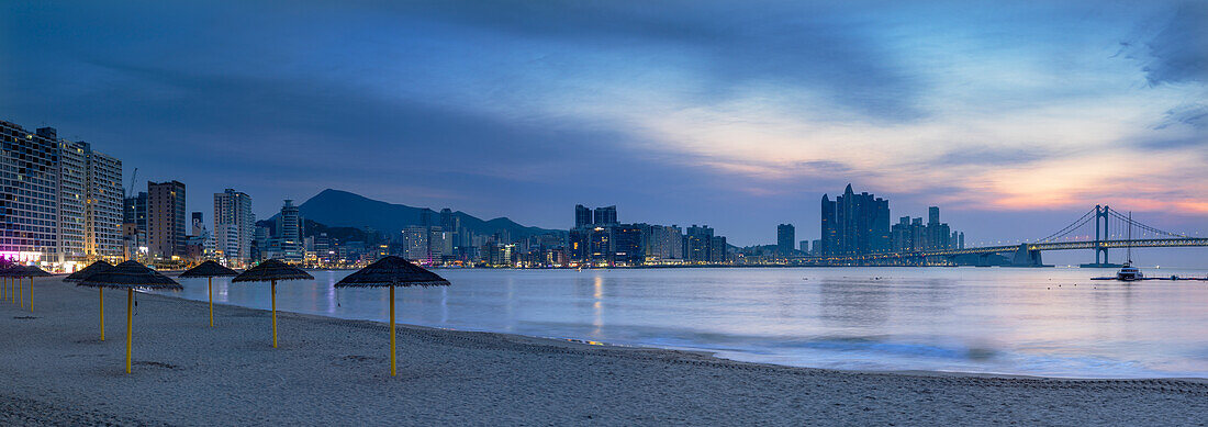 Gwangalli-Strand und Gwangan-Brücke in der Morgendämmerung, Busan, Südkorea, Asien