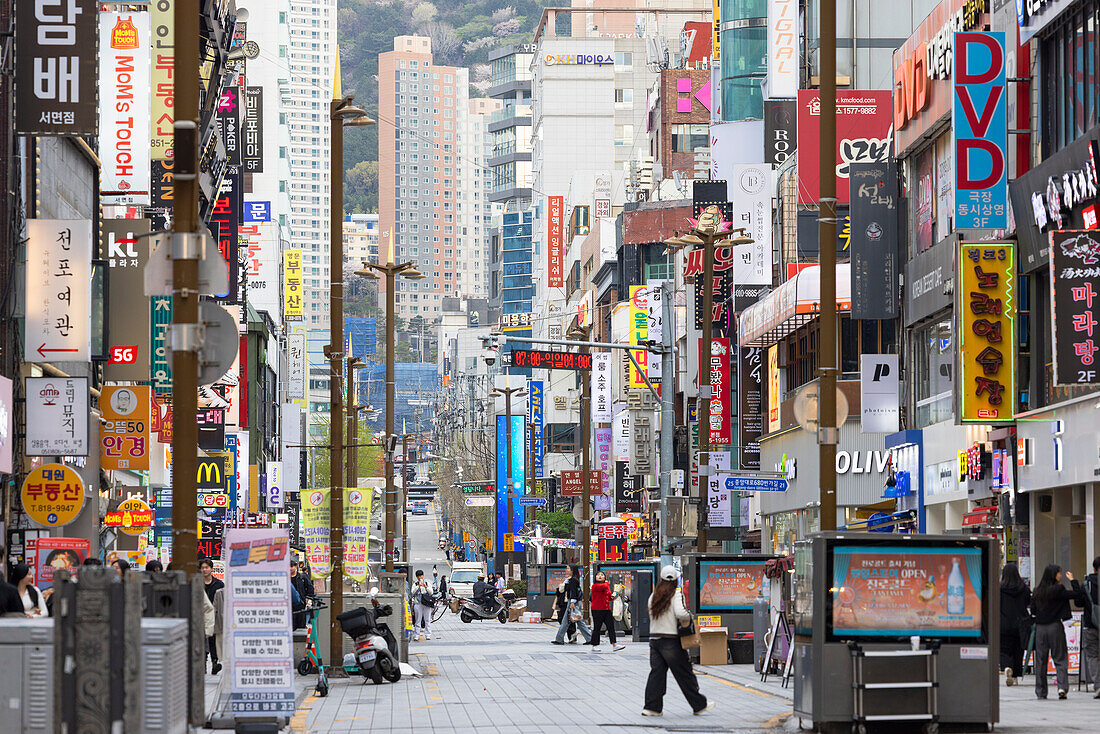 Geschäfte in der Seomyeon Young Street, Seomyeon, Busan, Südkorea, Asien