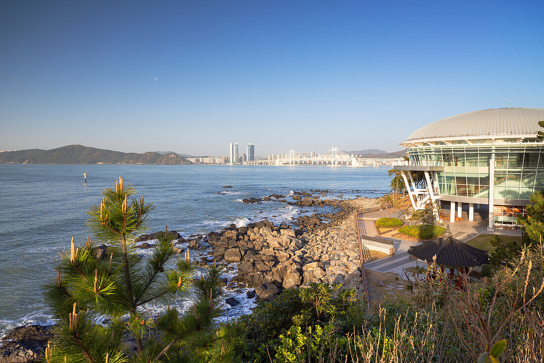 Nurimaru APEC House und Gwangan-Brücke, Busan, Südkorea, Asien